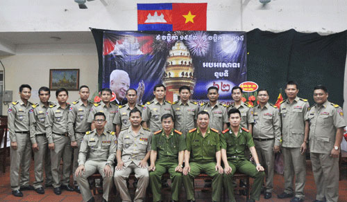 The leader of the Student Management Department and head teachers of the Cambodian training courses took memorial photograph with students